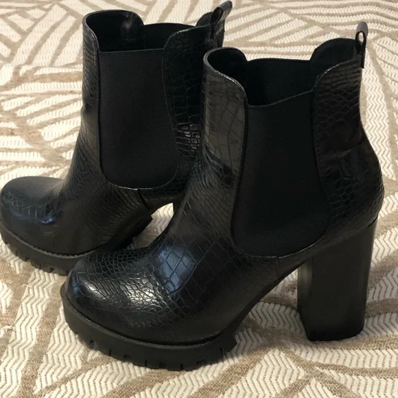 Soda Black Chunky Heeled Ankle Boots with crocodile/snake print - Picture 2 of 14